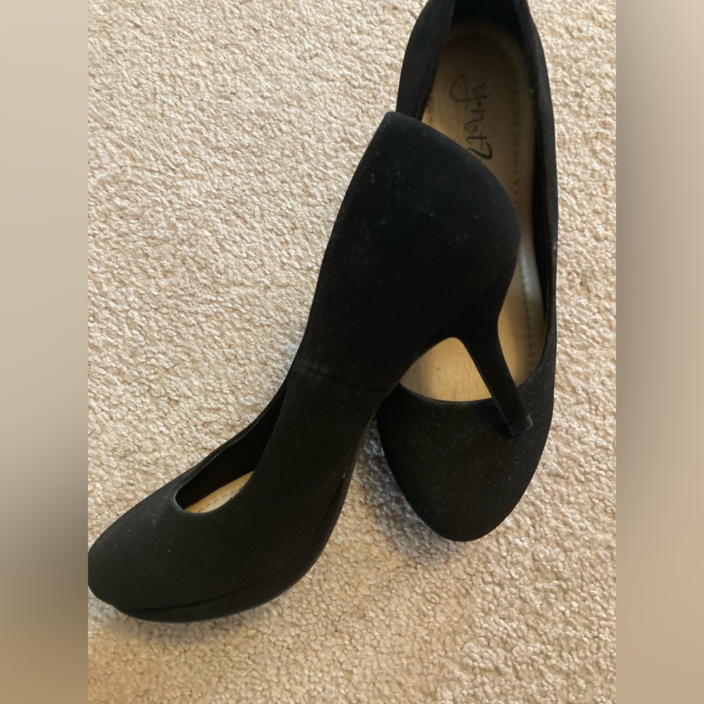 Y Not? Black Suede Round Toe Pump